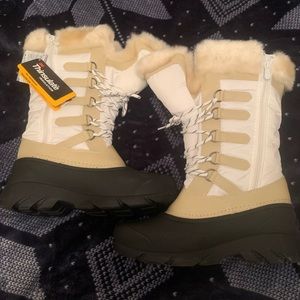 3M Thinsulate White and Cream size 9 water proof, faux fur lined new with tags.